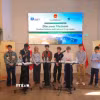 Học sinh Đan Mạch và Việt Nam tranh biện về tương lai tăng trưởng xanh của Việt Nam. (Ảnh: TTXVN phát)