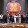 Trưởng Phái đoàn đại diện thường trực Việt Nam tại ASEAN, Đại sứ Tôn Thị Ngọc Hương chụp ảnh lưu niệm cùng các đại biểu tham gia sự kiện. (Ảnh: Minh Thái/TTXVN)