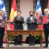 Chủ tịch nước Lương Cường và Tổng thống Chile Gabriel Boric Font chứng kiến lễ ký Tuyên bố chung Việt Nam - Chile giữa hai Bộ trưởng Ngoại giao. (Ảnh: Lâm Khánh/TTXVN)