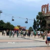 Khách du lịch tham quan, trải nghiệm cáp treo Hòn Thơm, Phú Quốc. (Ảnh: Lê Huy Hải/TTXVN)