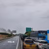 Hàng loạt phương tiện nối đuôi nhau chờ lưu thông đoạn qua khu vực cháy xe ôtô tải trên tuyến cao tốc Vạn Ninh-Cam Lộ. (Ảnh: TTXVN phát)