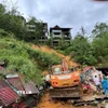 Lực lượng chức năng tích cực tìm kiếm, cứu nạn tại hiện trường vụ sạt lở tại Sa Pa, Lào Cai. (Ảnh: TTXVN phát)