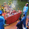 Nghi thức dựng nêu ở khu vực sân Hiển Lâm Các, Đại Nội Huế. (Ảnh: Nguyên Lý/TTXVN)
