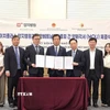 Hai bên công bố văn bản MOU đã ký. (Ảnh: Đức Thắng/TTXVN)
