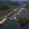 Tàu thuyền đi qua kênh đào Panama ở Miraflores, Panama City, Panama. (Ảnh: Getty Images/TTXVN)