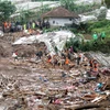 Lực lượng cứu hộ làm nhiệm vụ tại hiện trường vụ lở đất ở huyện Cisarua, Tây Bandung, Indonesia ngày 24/1/2026. (Ảnh: THX/TTXVN)