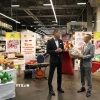 Đại sứ Vũ Quang Minh (bên phải) cảm ơn Giám đốc điều hành Selgros Lichtenberg Mario Berger đã tạo điều kiện để sản phẩm nông sản Việt Nam đến gần hơn với khách hàng Đức. (Ảnh: Phương Hoa/TTXVN)