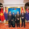 Đại sứ Việt Nam tại New Zealand Phan Minh Giang (ngoài cùng bên trái) cùng phu nhân chụp ảnh lưu niệm cùng Bộ trưởng Ngoại giao Winston Peters và Thứ trưởng Ngoại giao Grahame Morton của New Zealand tại Lễ Kỷ niệm. (Ảnh: TTXVN phát)