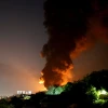 Một kho nhiên liệu ở Tehran, Iran trúng không kích của Israel tối 15/6/2025. (Ảnh: AA/TTXVN)