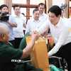 Chủ tịch nước Lương Cường tặng quà cho các thương binh tại Trung tâm Điều dưỡng Thương binh Duy Tiên. (Ảnh: An Đăng/TTXVN)
