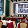 Nhiếp ảnh gia Nguyễn Á giới thiệu, kể chuyện về các tác phẩm ảnh xuất sắc cho học viên tại lớp tập huấn “Kể chuyện bằng hình ảnh trên các loại hình truyền thông” (Lai Châu, 25/8/2022). (Ảnh: Quý Trung/TTXVN)
