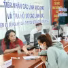 Hướng dẫn người dân Bình Dương làm thủ tục đăng ký hộ kinh doanh. (Ảnh: Dương Chí Tưởng/TTXVN)