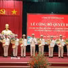 Trao Quyết định, tặng hoa chúc mừng các đồng chí lãnh đạo cấp phòng mới. (Ảnh: Thanh Tuấn/TTXVN)