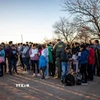 Lực lượng tuần tra biên giới kiểm tra giấy tờ của người di cư tại Eagle Pass, Texas, Mỹ, ngày 4/2/2024. (Ảnh: AFP/TTXVN)