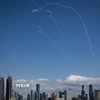 Những vệt khói trên bầu trời Tel Aviv (Israel) khi hệ thống phòng không Israel đánh chặn tên lửa từ Iran. (Ảnh: THX/TTXVN)