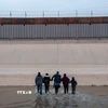 Người di cư vượt sông Rio Bravo ở biên giới Mỹ-Mexico. (Ảnh: THX/TTXVN)