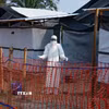 Nhân viên y tế làm việc tại trung tâm điều trị Ebola ở Bulape, CHDC Congo. (Ảnh: THX/TTXVN)