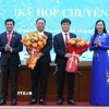 Lãnh đạo Tỉnh ủy Quảng Ngãi tặng hoa chúc mừng hai Phó Chủ tịch Ủy ban Nhân dân tỉnh Nguyễn Công Hoàng và Đỗ Tâm Hiển. (Ảnh: Phạm Cường/TTXVN)