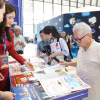Đại biểu tham quan gian trưng bày ấn phẩm của Thông tấn xã Việt Nam tại Hội báo toàn quốc năm 2025. (Ảnh: Lê Đông/TTXVN)