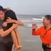 Nghệ An: Cứu sống 2 anh em sinh đôi bị sóng cuốn khi tắm biển Cửa Lò