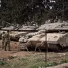 Binh sỹ và xe quân sự Israel triển khai gần biên giới với Liban. (Ảnh: THX/TTXVN)