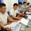 Các cán bộ xã cập nhật dữ liệu, bổ sung thông về cơ sở dữ liệu đất đai của xã. (Ảnh minh họa. Mạnh Tú/TTXVN)