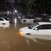 Nhiều phương tiện bị ngập một phần trong nước lũ sau trận mưa lớn gây ra tình trạng ngập úng nghiêm trọng trên các tuyến phố ở Nairobi. (Ảnh: AA)