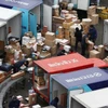 Công nhân phân loại hàng hóa tại một trung tâm phân phối bưu kiện ở Seoul. (Nguồn: Yonhap)