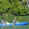 Du khách trải nghiệm chèo thuyền kayak, thuyền tay trên vịnh Hạ Long. (Ảnh: Thanh Vân/TTXVN)