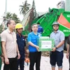 Ông Nguyễn Phước Lộc, Phó Bí thư Thành ủy, Chủ tịch Ủy ban Mặt trận Tổ quốc Việt Nam Thành phố Hồ Chí Minh trao quà ủng hộ cho lực lượng công nhân làm vệ sinh môi trường. (Ảnh: Phan Sáu/TTXVN)