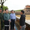 Phó Thủ tướng Mai Văn Chính kiểm tra tình hình ngập lụt tại Đại Nội Huế. (Ảnh: Mai Trang/TTXVN)