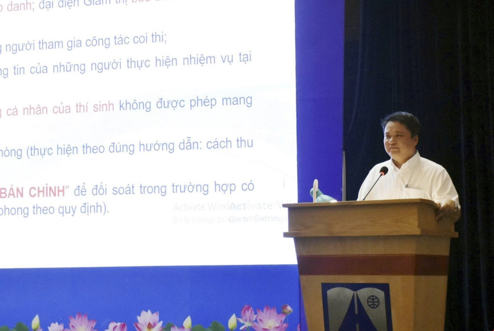 លោក Nghiem Van Binh ប្រធាននាយកដ្ឋានគ្រប់គ្រងការប្រឡង និងវាយតម្លៃគុណភាពអប់រំ នៃនាយកដ្ឋានអប់រំ និងបណ្តុះបណ្តាលទីក្រុងហាណូយ ផ្តល់ការណែនាំអំពីការត្រួតពិនិត្យការប្រឡង។ (រូបថត៖ Nguyen Cuc/VNA) vna-potal-ha-noi-hoi-nghi-huong-dan-coi-thi-ky-thi-tuyen-sinh-vao-lop-10-8070374.jpg