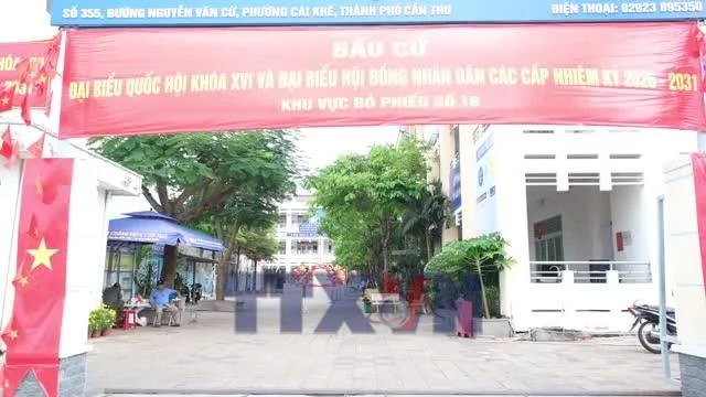 Cụ bà 100 tuổi tại Cần Thơ đi bầu cử, thể hiện tinh thần công dân gương mẫu