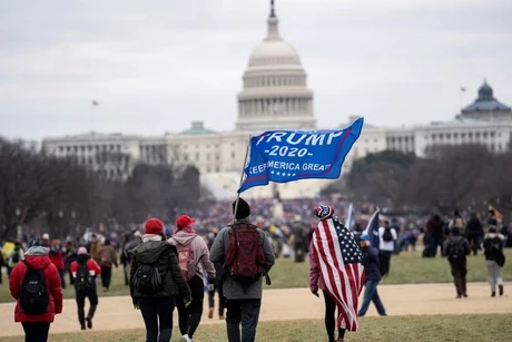 Người biểu tình tập trung bên ngoài tòa nhà Quốc hội Mỹ ở Washington DC., ngày 6/1/2021. (Ảnh: THX/TTXVN)