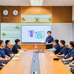 Các kỹ sư Phần cứng tại nhà máy Samsung Electronics Việt Nam Thái Nguyên (SEVT) trao đổi về sản phẩm. (Ảnh: PV/Vietnam+)