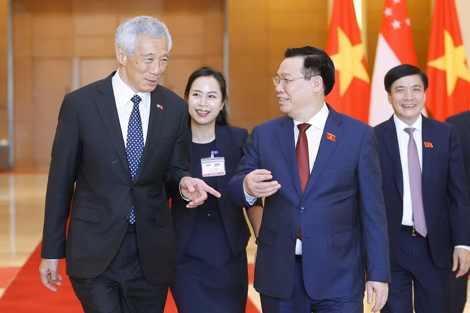 Chủ tịch Quốc hội Vương Đình Huệ với Thủ tướng Singapore Lý Hiển Long. (Ảnh: Doãn Tấn/TTXVN)