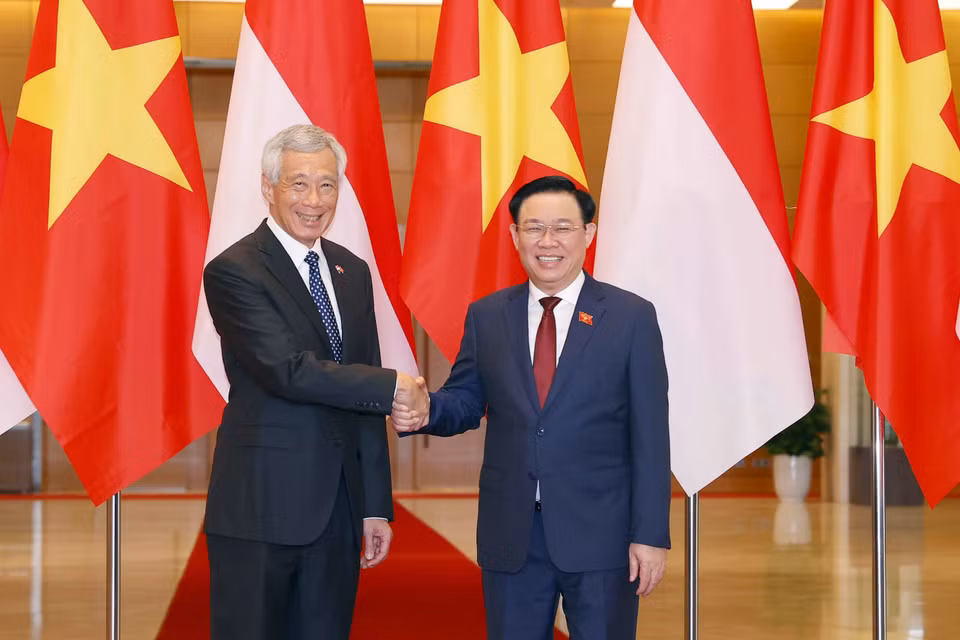Chủ tịch Quốc hội Vương Đình Huệ với Thủ tướng Singapore Lý Hiển Long. (Ảnh: Doãn Tấn/TTXVN)