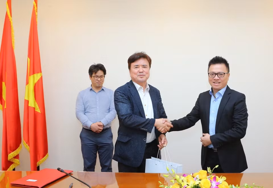 Phó Tổng giám đốc TTXVN Lê Quốc Minh tiếp ông Kwak Young-kil, Chủ tịch Aju News Corporation, Chủ tịch Tiểu ban Việt Nam thuộc Hiệp hội Doanh nghiệp vừa và nhỏ. (Ảnh: Thành Đạt/TTXVN)