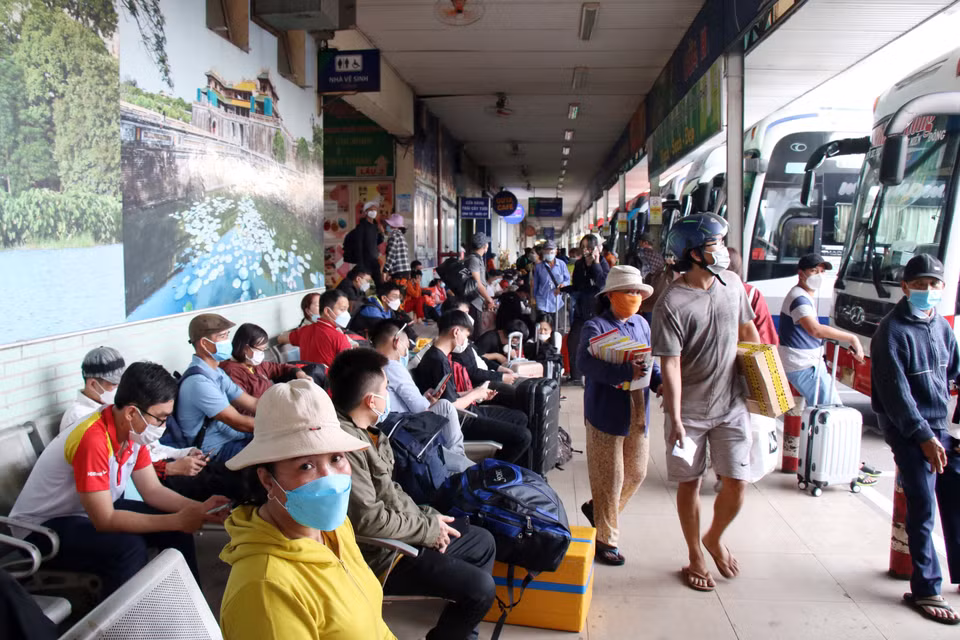Chiều 28/1/2022, người dân đổ về các bến xe tại thành phố Hồ Chí Minh khá đông. (Ảnh: Tiến Lực/TTXVN)