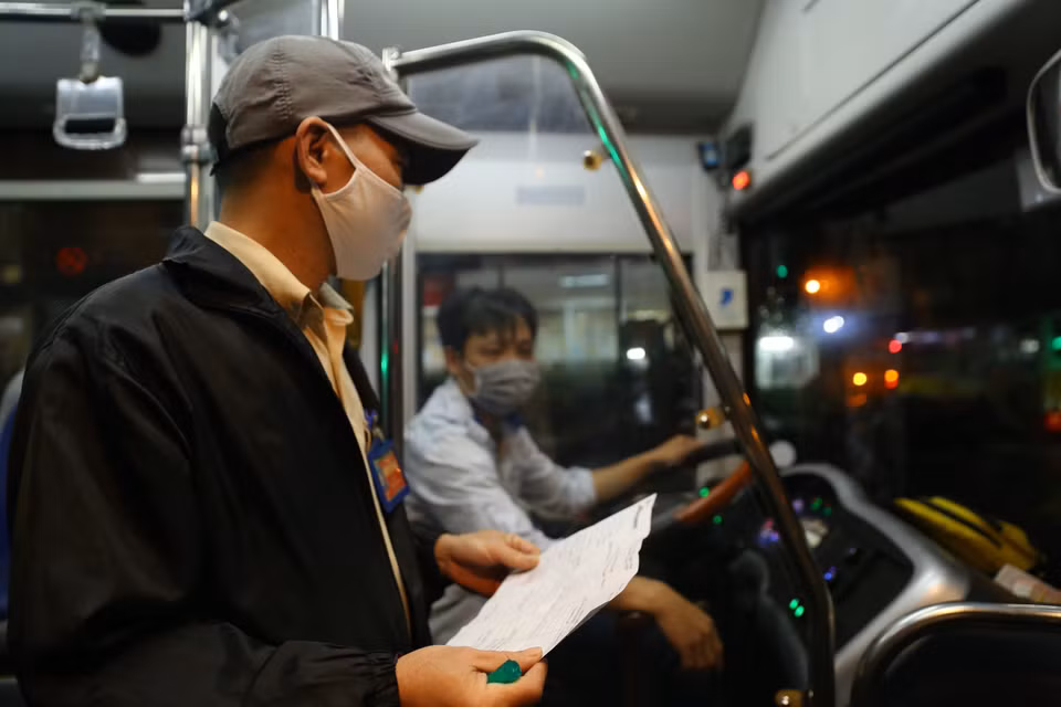 Kiểm tra thông tin lái xe của Xí nghiệp Xe buýt Hà Nội trước khi xuất bến. (Ảnh: Hoàng Hiếu/TTXVN)