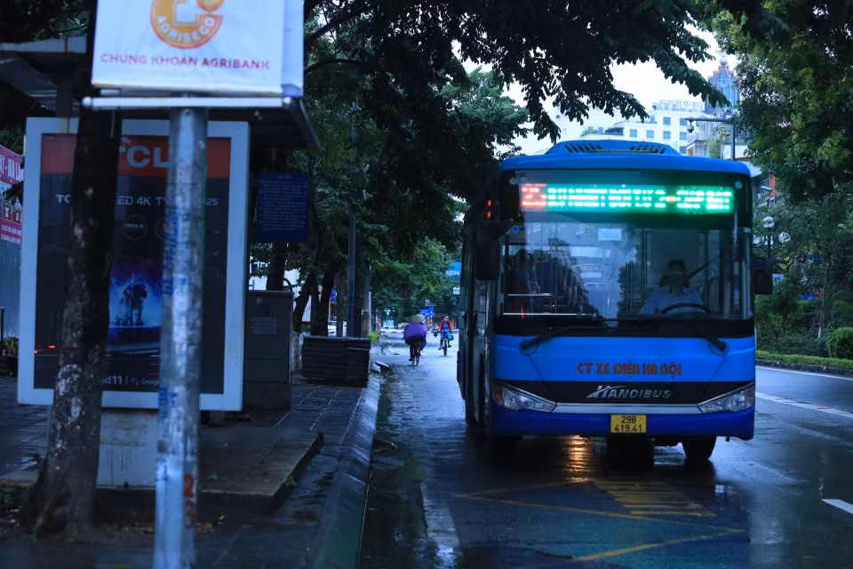 Xe buýt vào trạm đón, trả khách trên đường Giảng Võ, sáng 14/10. (Ảnh: Tuấn Anh/TTXVN)
