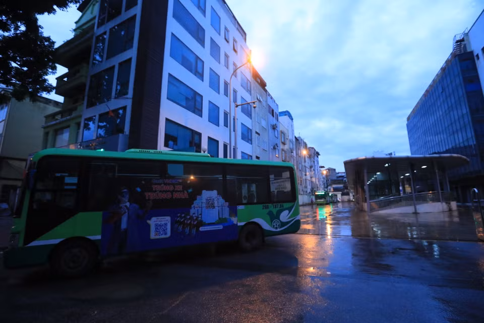 Các xe buýt BRT 01 Kim Mã-Yên Nghĩa xuất bến Kim Mã. (Ảnh: Tuấn Anh/TTXVN)
