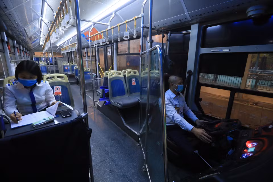 Xe tuyến xe buýt BRT 01 chuẩn bị rời bến Kim Mã. (Ảnh: Tuấn Anh/TTXVN)