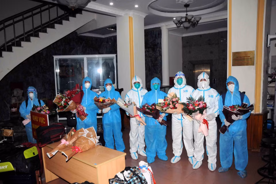 Tặng hoa chúc mừng Đoàn cán bộ y tế Sơn La tham gia hỗ trợ chống dịch COVID-19 tại Thành phố Hồ Chí Minh khi trở về. (Ảnh: Quang Quyết/TTXVN)
