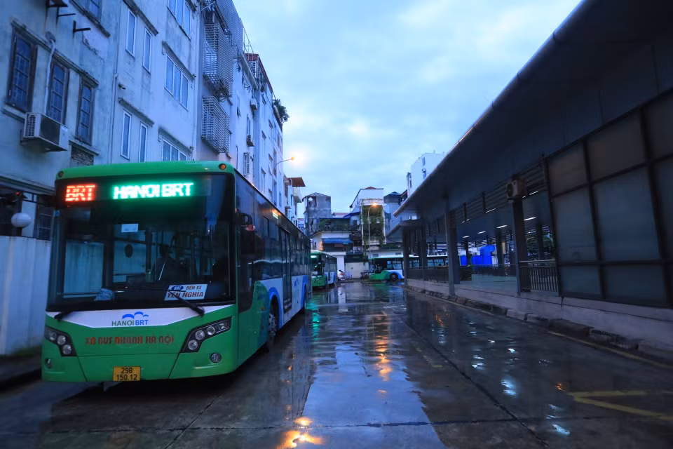 Tuyến xe buýt BRT 01 Kim Mã-Yên Nghĩa xuất phát từ bến Kim Mã. (Ảnh: Tuấn Anh/TTXVN)