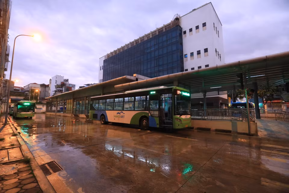 Lái xe Hoàng Quốc Bảo tuyến xe buýt BRT 01 Kim Mã-Yên Nghĩa xuất phát từ bến Kim Mã. (Ảnh: Tuấn Anh/TTXVN)
