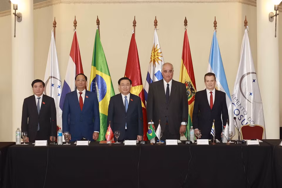 Trong khuôn khổ chuyến thăm chính thức Đông Uruguay, chiều 27/4/2023 (giờ địa phương), Chủ tịch Quốc hội Vương Đình Huệ hội đàm với ông Gustavo Penades, Chủ tịch Nghị viện Mercosur. (Ảnh: Doãn Tấn/TTXVN)