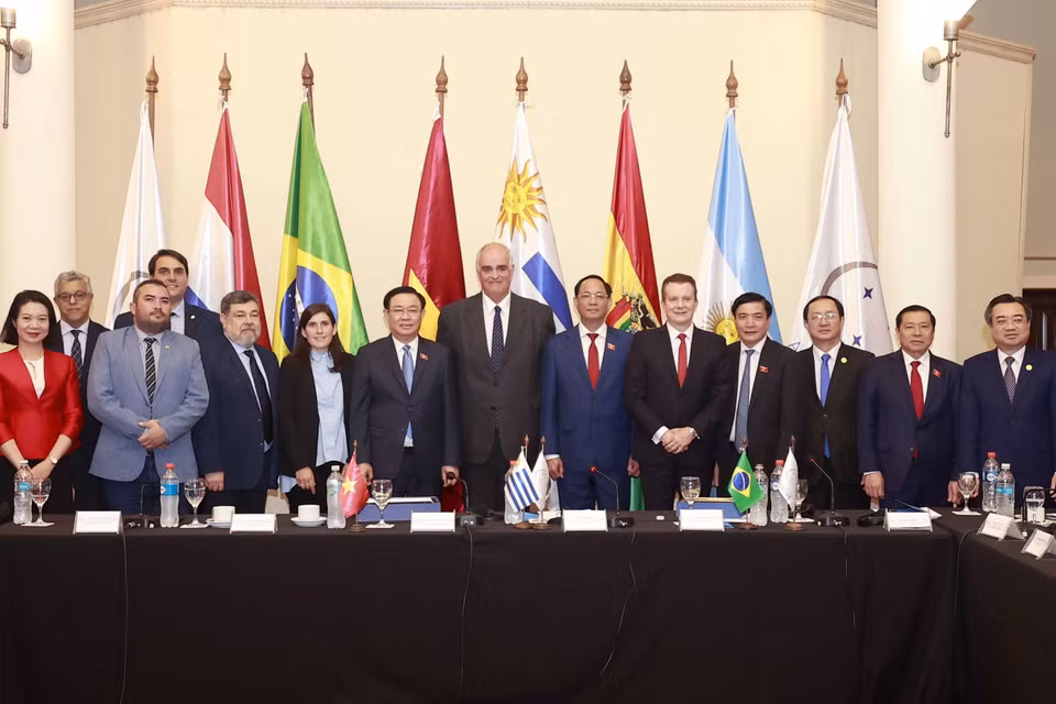 Chủ tịch Quốc hội Vương Đình Huệ và ông Gustavo Penades (bên phải), Chủ tịch Nghị viện Mercosur với đại biểu. (Ảnh: Doãn Tấn/TTXVN)