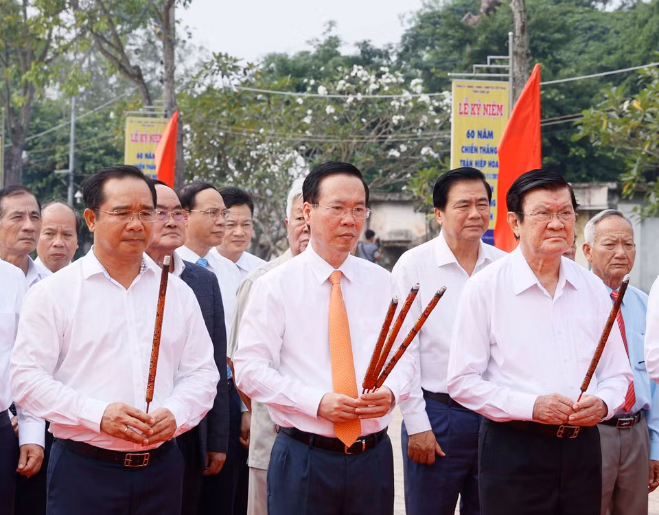 Chủ tịch nước Võ Văn Thưởng và các đồng chí lãnh đạo, nguyên lãnh đạo Đảng, Nhà nước dâng hương, dâng hoa tưởng niệm đồng chí Võ Văn Tần. (Ảnh: Thống Nhất/TTXVN)