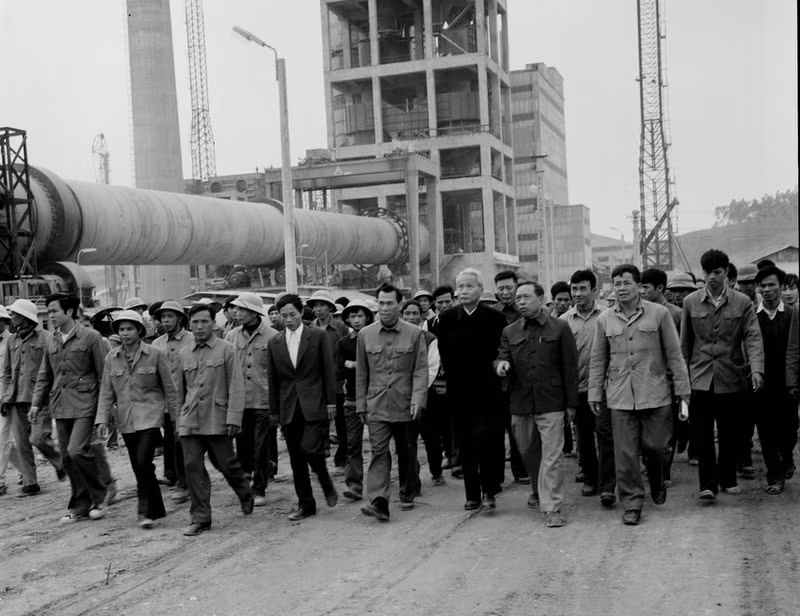 Thủ tướng Phạm Văn Đồng thăm công trường xây dựng nhà máy ximăng Hoàng Thạch tháng 1/1980. (Ảnh: Xuân Lâm/TTXVN)